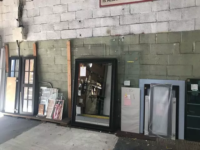 White&apos;s Glass & Mirror