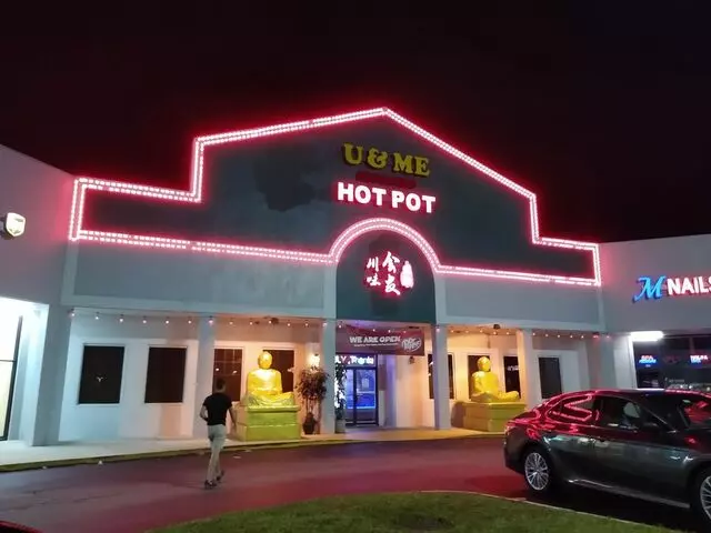 U & Me Revolving Hot Pot