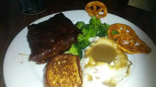 Smokey Bones Bar & Fire Grill